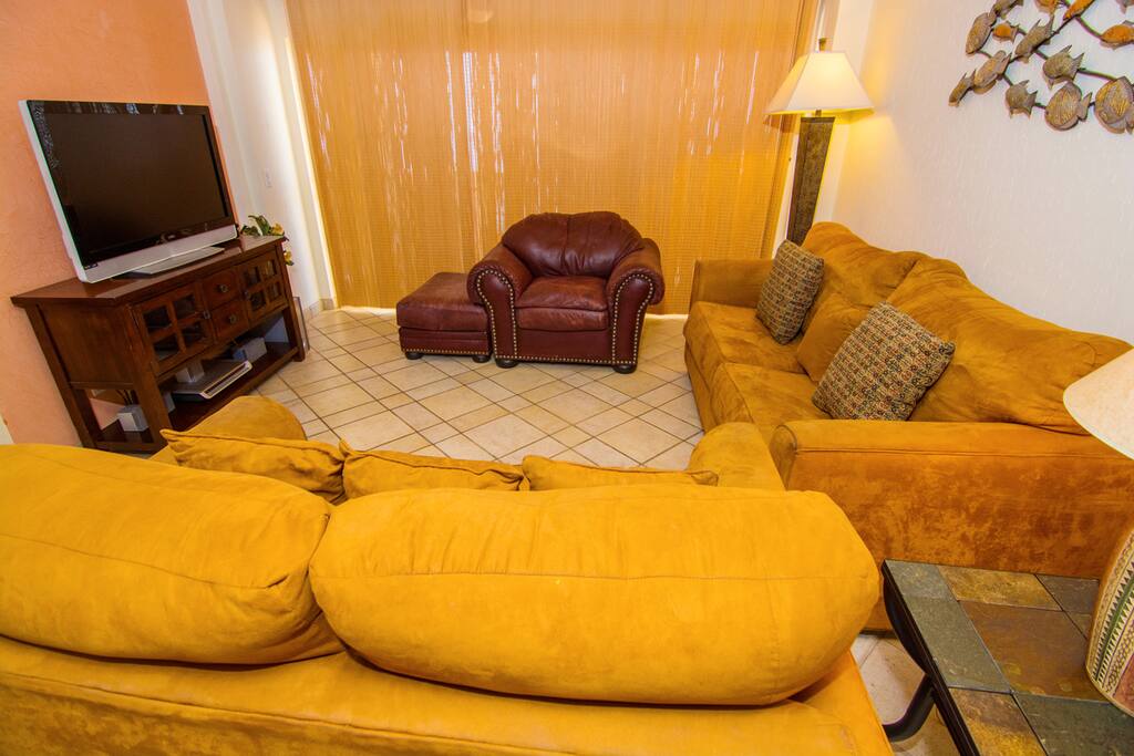 Couch,Furniture,Chair,LCD Screen,Screen