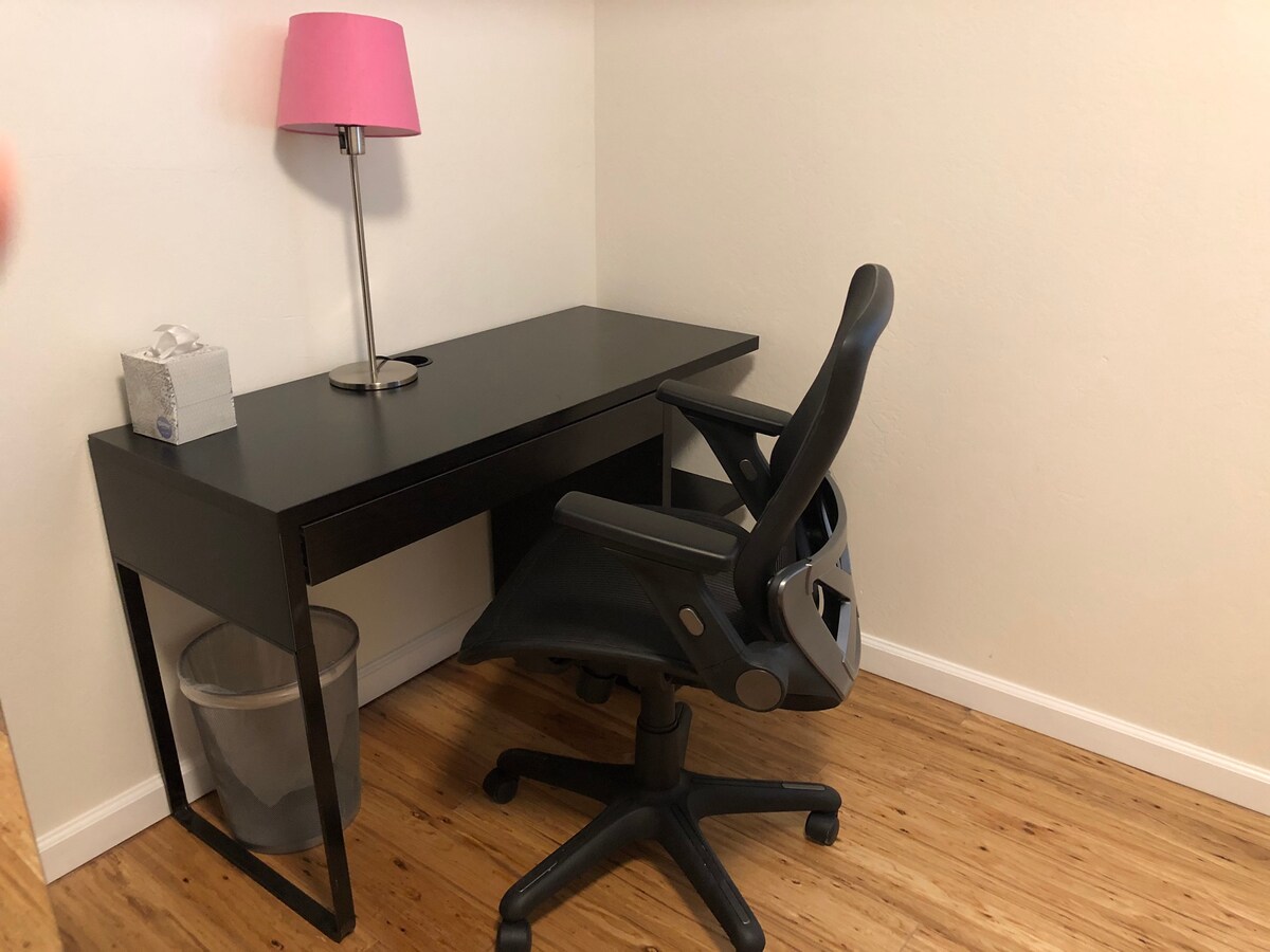 Za vašu potrebnu e-mail adresu za  radnim stolom u privatnoj sobi, sjedeći u udobnoj ergonomskoj stolnoj stolici