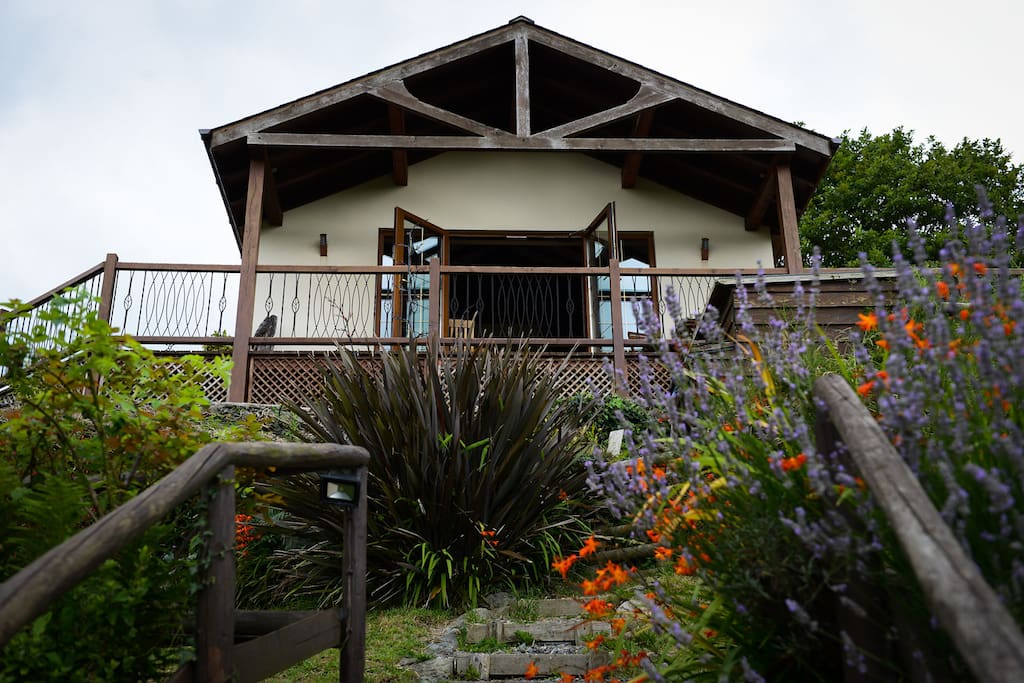 Designed and built by owner used as a personal retreat for last ten years. New to the holiday rentals thanks to AirBnB.
Private and secluded.