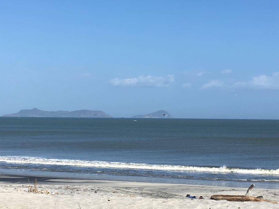 Hermosa playa frente a la casa.