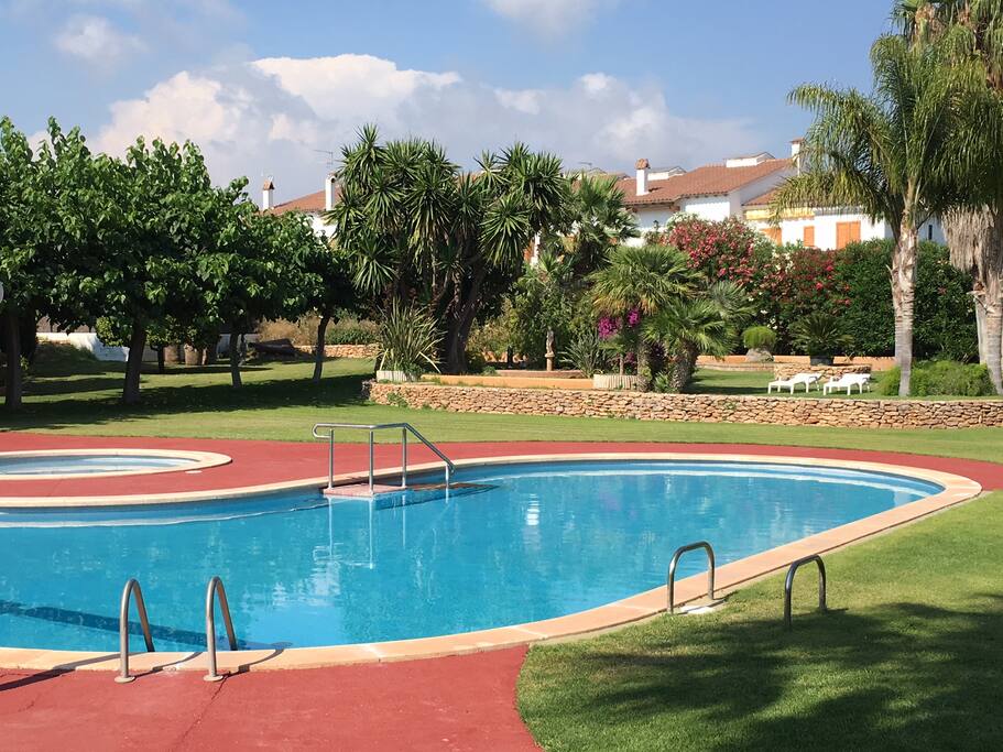 Jardín con 2 piscinas.