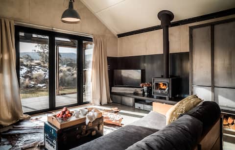 Successful Airbnb property: *MOUNTAIN HIDEAWAY * Wood Stove * PETS WELCOME* in Crackenback