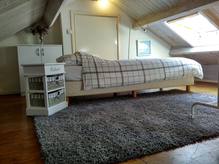 Dormitorio abierto en el ático