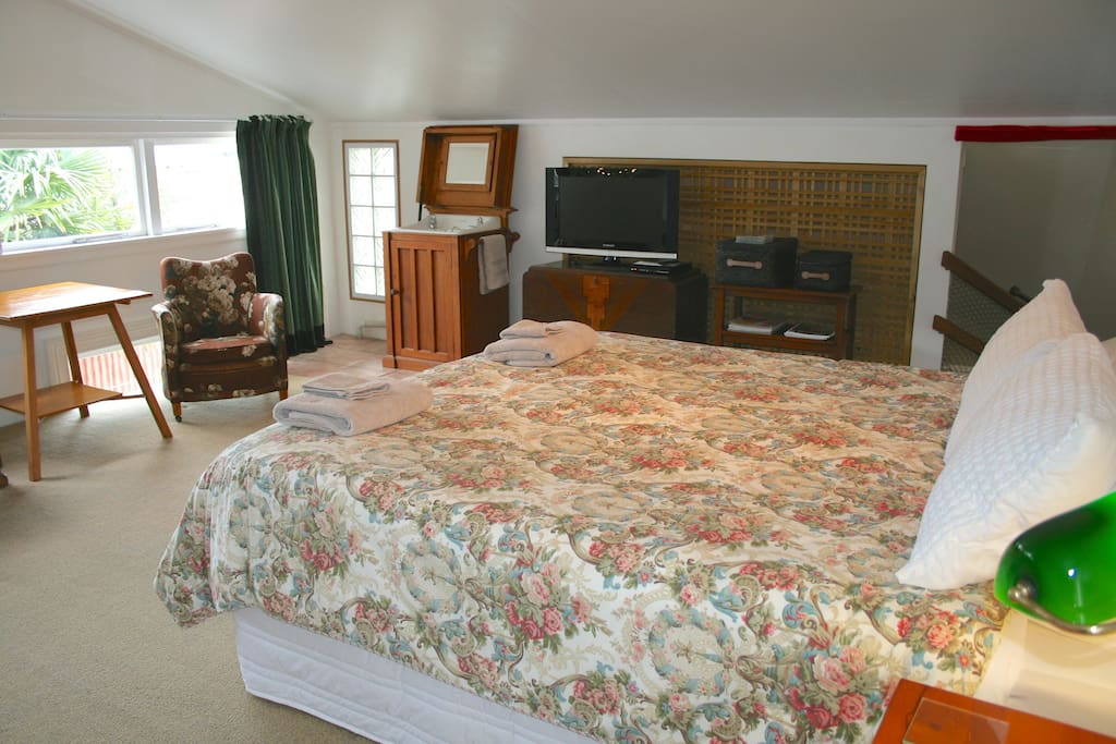 Master Bedroom: with pedestal antique wash basin