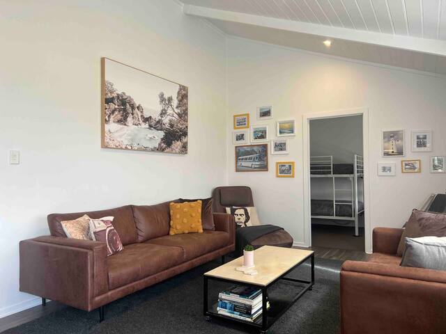 Boomers Retreat, log fire, water views, pub-400m gallery image 5