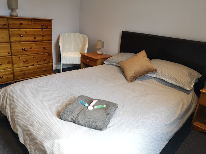 Glavna spavaća soba ispred kuće Daves prostrana je, ova soba ima bračni krevet, veliki borov ormar, borove noćne ormariće i veliku borovu škrinju. 