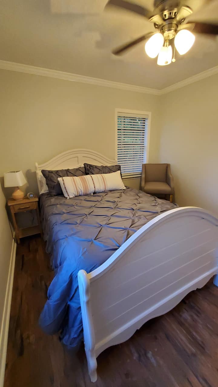 Cama completa. Está en la parte delantera de la casa, así que separada de las otras habitaciones.