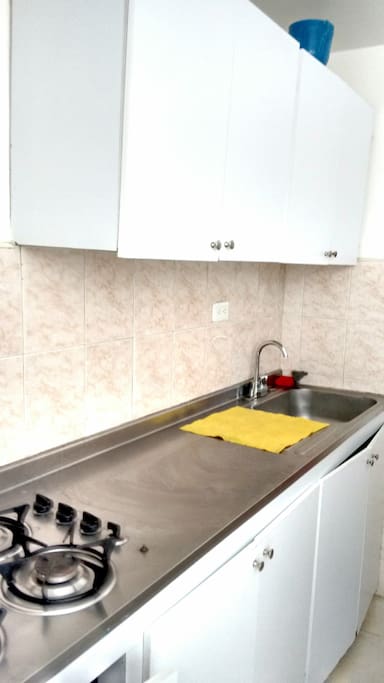 cocina integral con estufa a gas. gabinete superior e inferior.