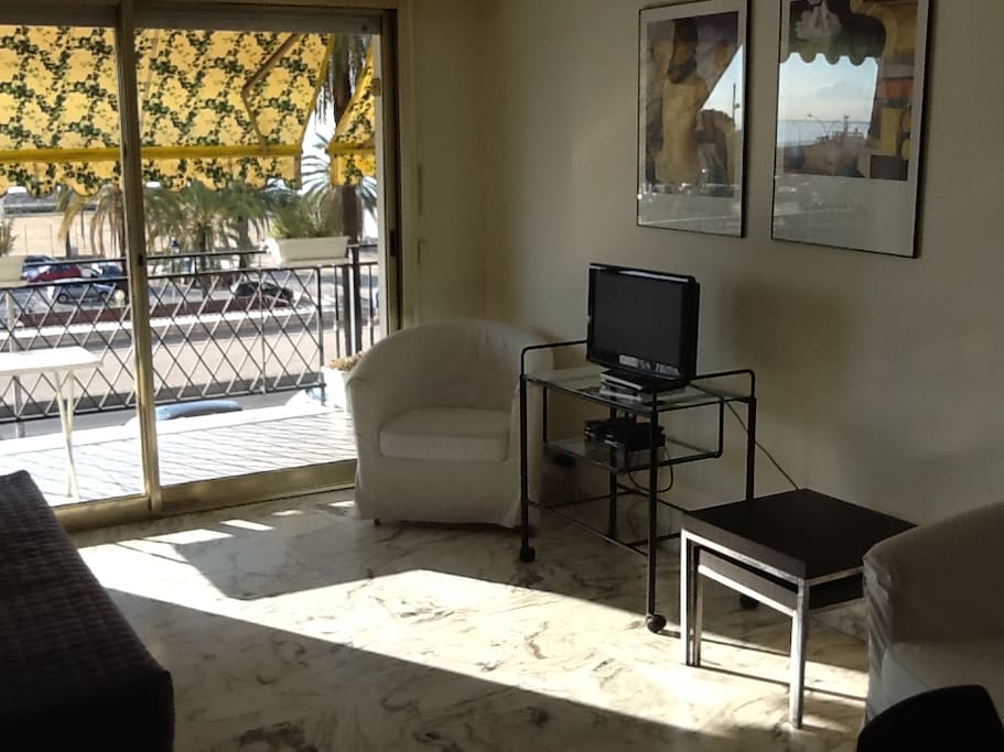 Sala da pranzo e salotto su terrazza fronte mare
