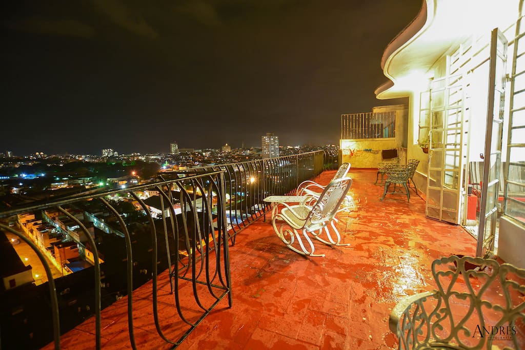 Desde la Terraza, al aire libre nuestros visitantes disfrutan de la vista nocturna de la Ciudad de la Habana.
