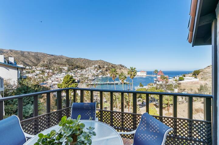 130MT – 4BDR Hill House,VIEWS,Cart, Fireplace,Deck gallery image 3