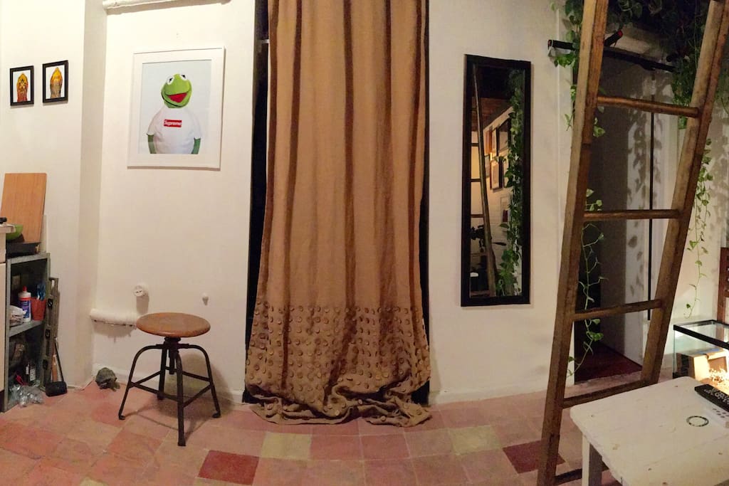 Layout of the ground floor (kitchenette on the left, bathroom door on the right). A 42" LED TV is hidden behind the closet curtain.