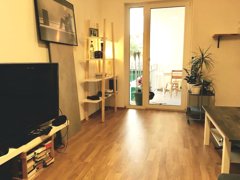 Wohnzimmer mit Zugang zum Balkon
