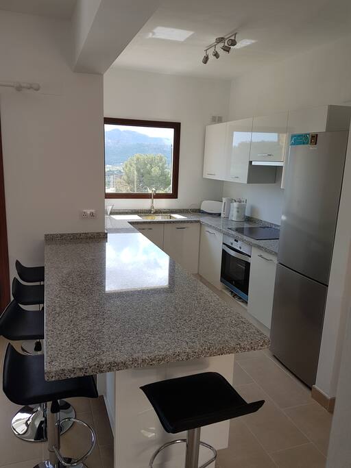 Kitchen - breakfast bar seats 5