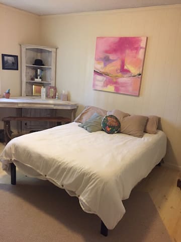 Magical/Serene Room (close to App Ski Mtn)