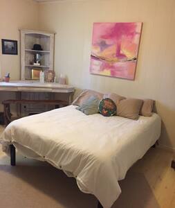 Magical/Serene Room (close to App Ski Mtn)