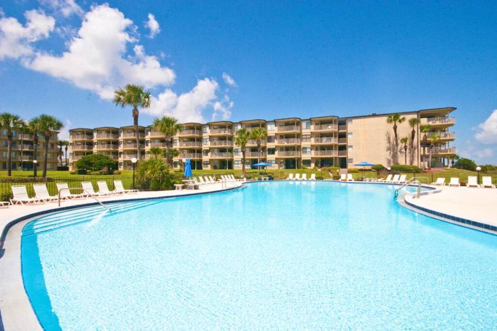 You're going to have a wonderful and warm vacation! - With private beach access, beach side pool, and stunning ocean views, Colon
