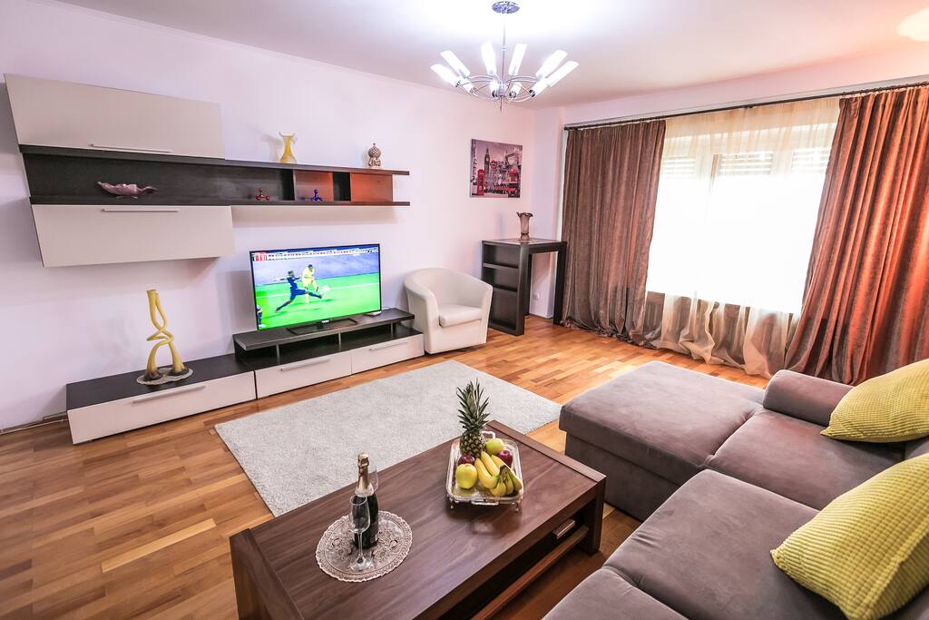 LIVING ROOM,TV LED, COUCH