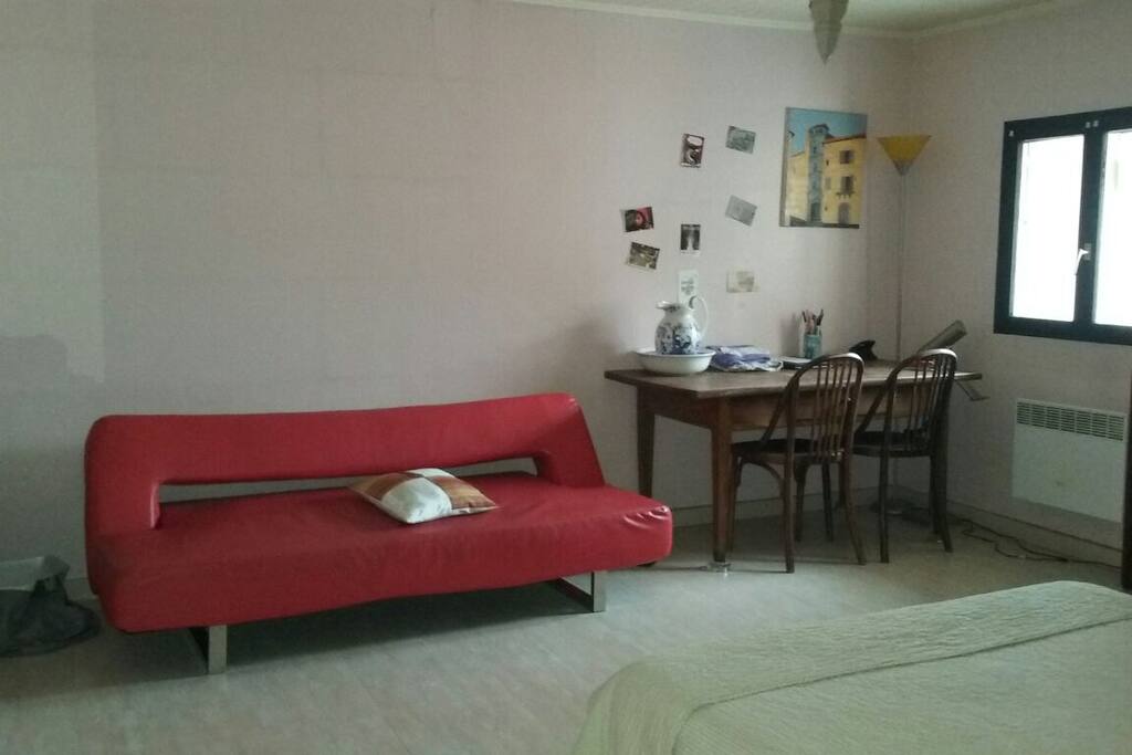 la chambre avec le canapé-lit ajouté