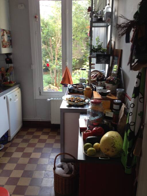 La cuisine avec vue sur le jardin également!