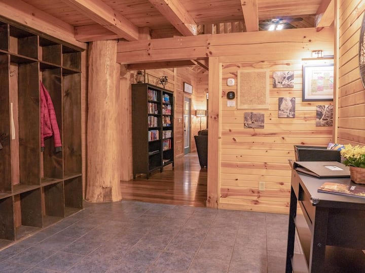 The Lodge Sleeps 23 Hot Tub Fire Pit Game Room Cabins For Rent In Logan Ohio United States