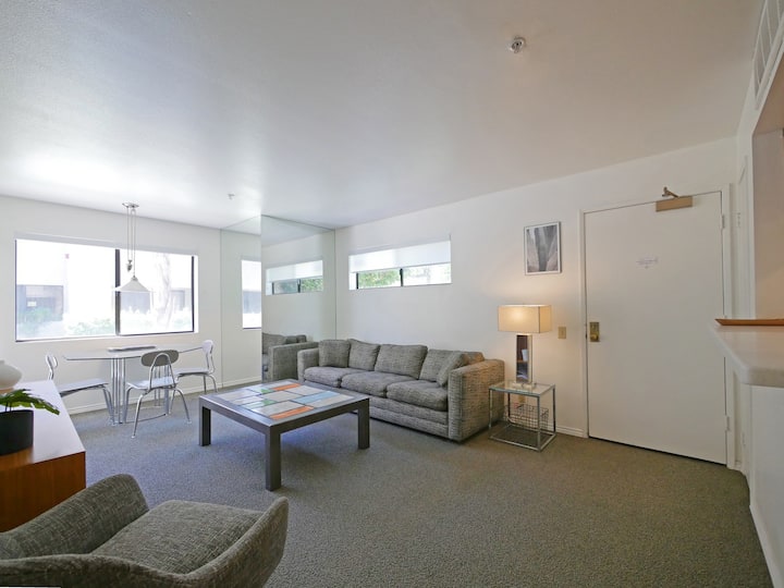 Modern Sparkling Condo Tennis, Pools, Walk 2 town!