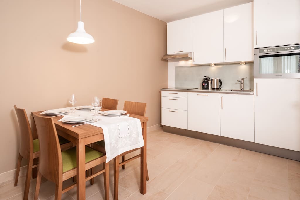 Essplatz und Küche - Dining area and kitchen