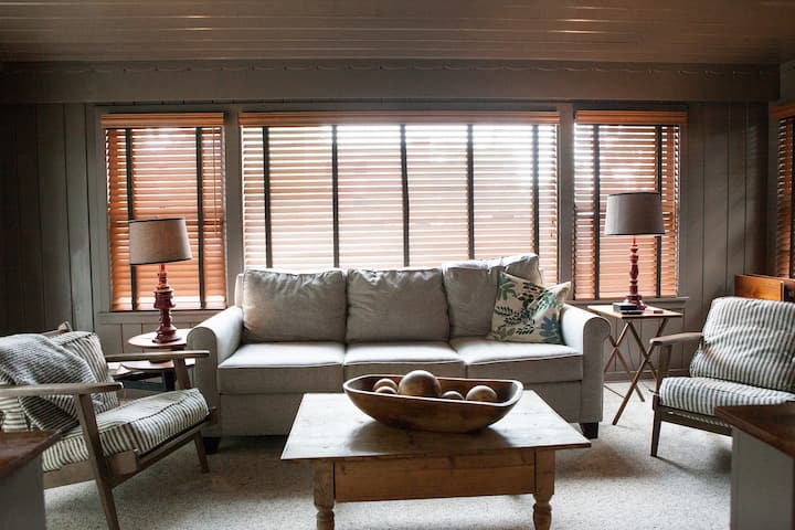 舒适的Den ，配有陶瓷谷仓折叠沙发，可通往甲板