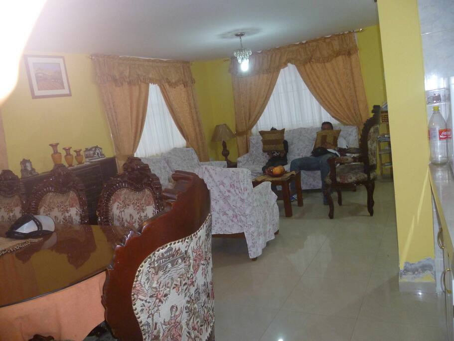 Sala, comedor y cocina amplias