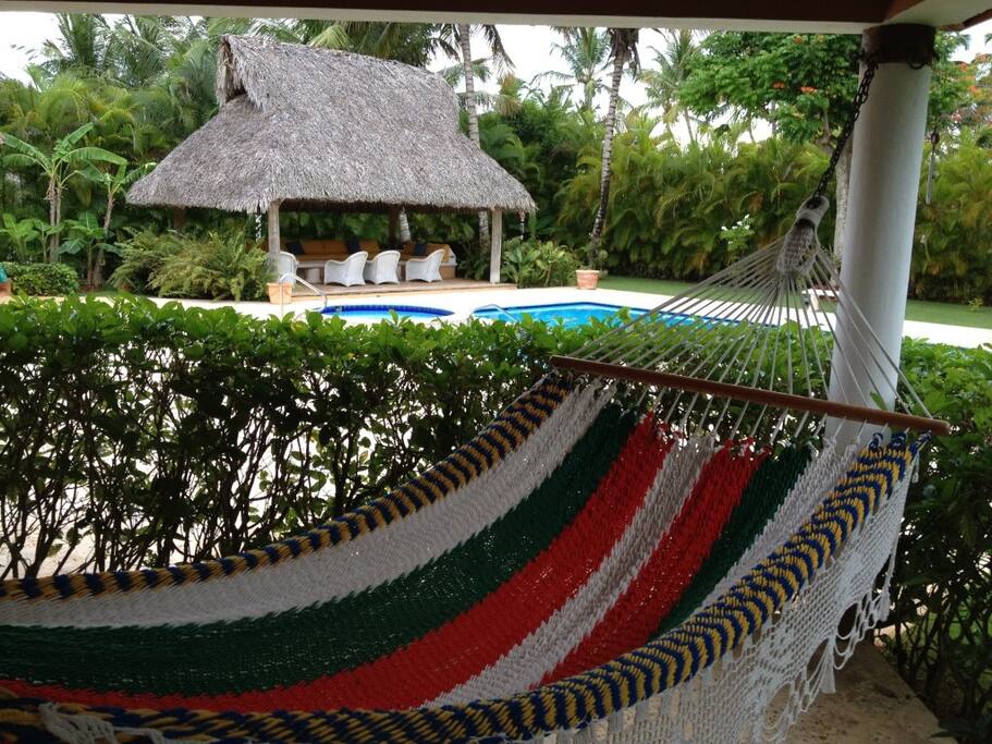 Relax poolside!