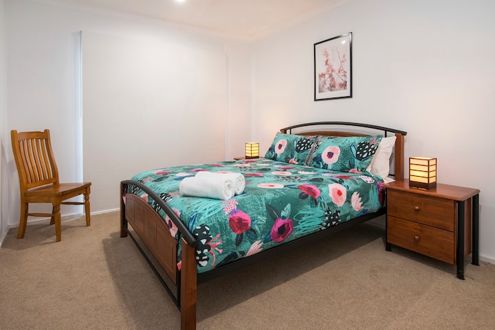 غرفة نوم تضم سرير كوين