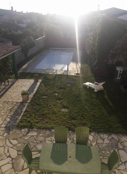 Jardin, terrasse et pergola abritée