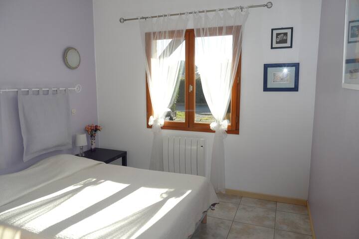 Parma-Schlafzimmer mit einem Doppelbett und einem großen Kleiderschrank.