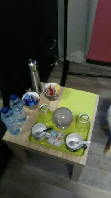 Eau, Thé, tisane, bouilloire sont mis à votre disposition.