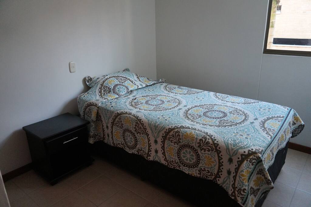 Esta cama contiene una cama baja sencilla debajo