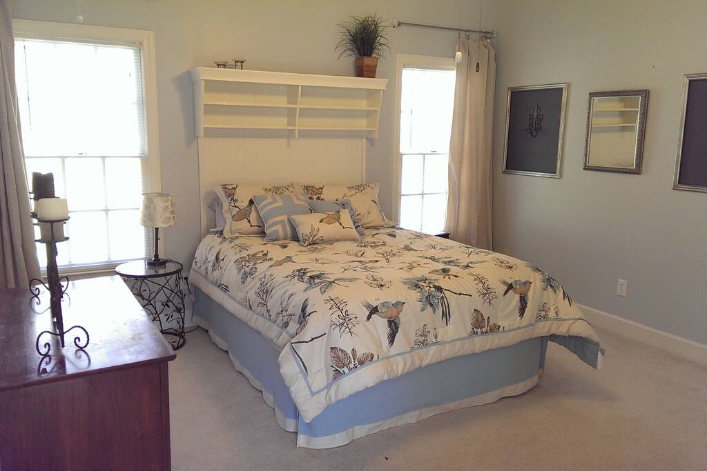 Bedroom with Queen Sized Bed