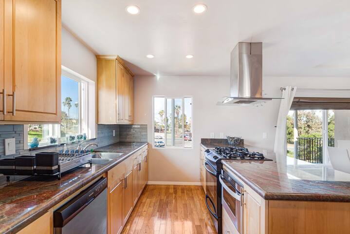 6BR/4BA Bright Spacious Home, Family&Business 18+ gallery image 3