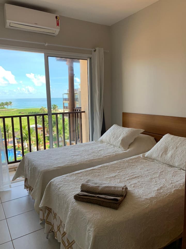 Chumba cha kulala 2: kilicho na roshani yake, vitanda 2 vya mtu mmoja, meza 2 za usiku, mito 4, vigae vilivyo na droo na viango, kiyoyozi na mapazia ya kuzuia mwanga.