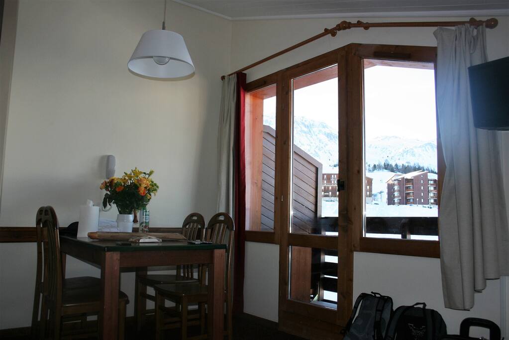 Table à manger, lumineux, vue pistes et sud