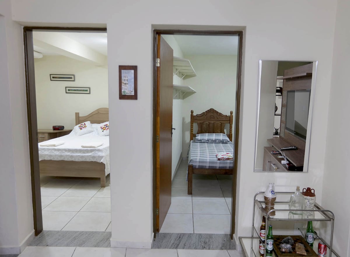 2 საძინებლის კარებს აქვს საკეტი და გასაღები.