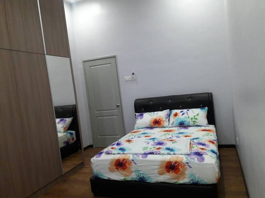 1ST ROOM - GROUND FLOOR (AIRCOND)
