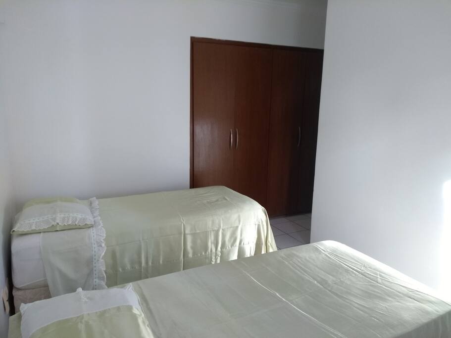 Quarto e armário