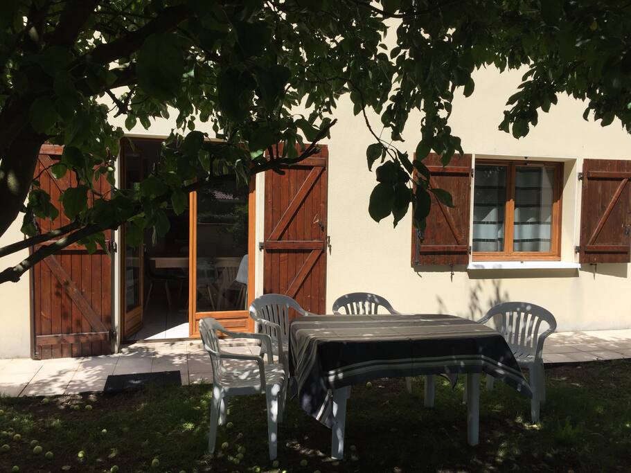 sur jardin clos de 700m², exposition sud, mais ombragé par des fruitiers