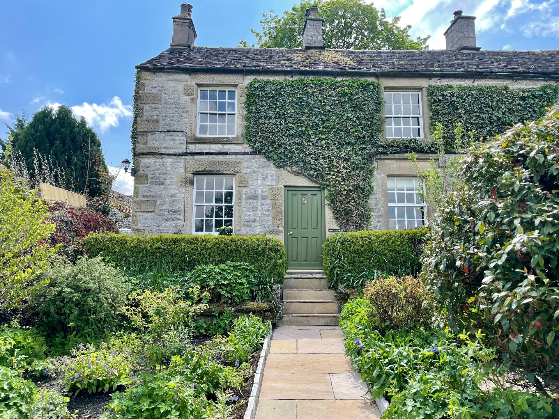 Cosy Grade ll listed cottage Central Peak District