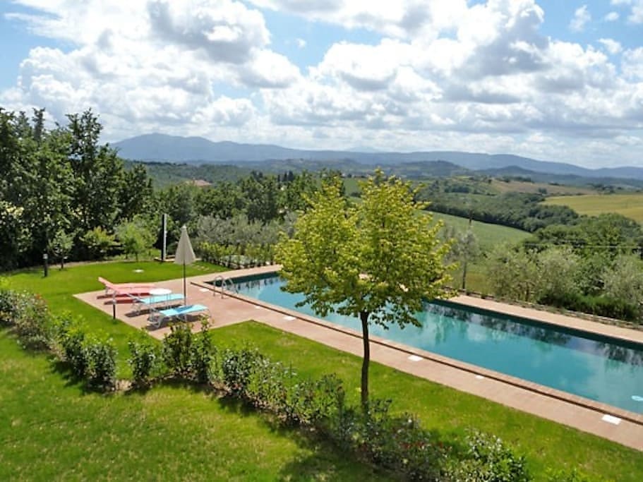 Swimming pool with a view on Tuscany's hills