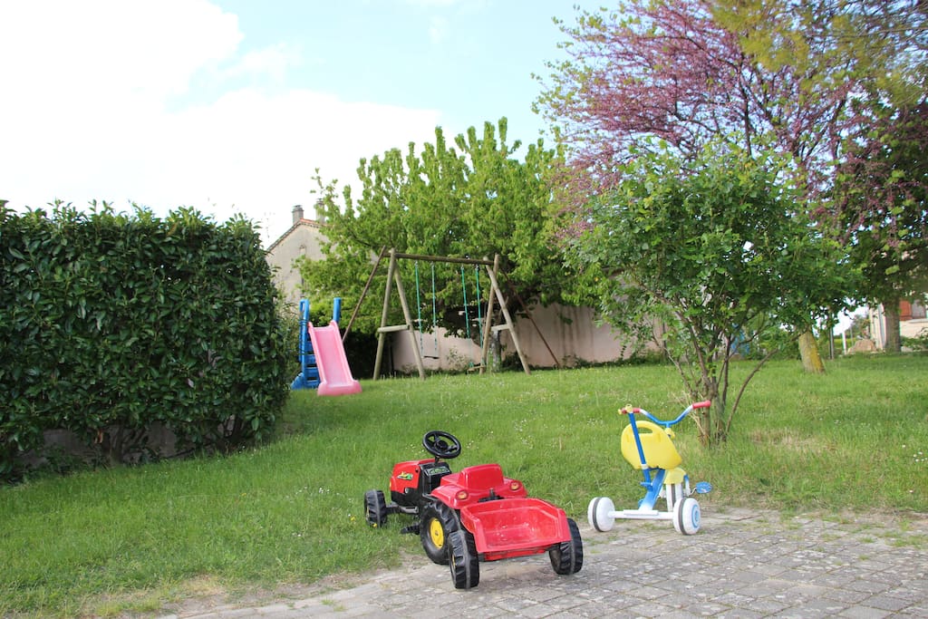 jardin clôturé de 1000 m2 environ,
quelques jeux pour enfant