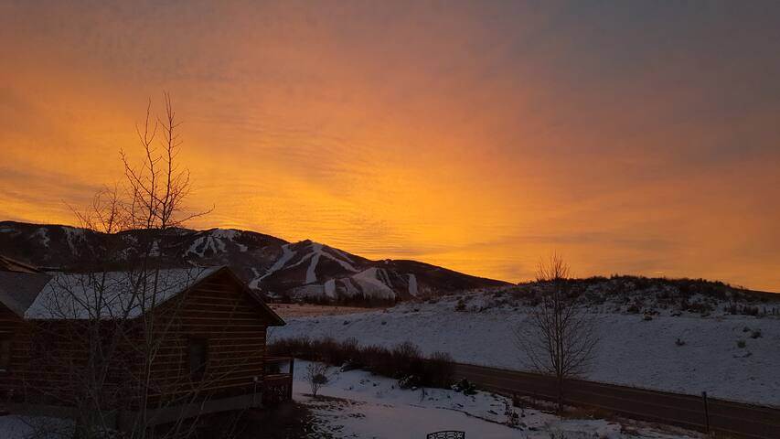 Private room, quiet and convenient.