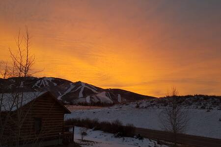 Private room, quiet and convenient.