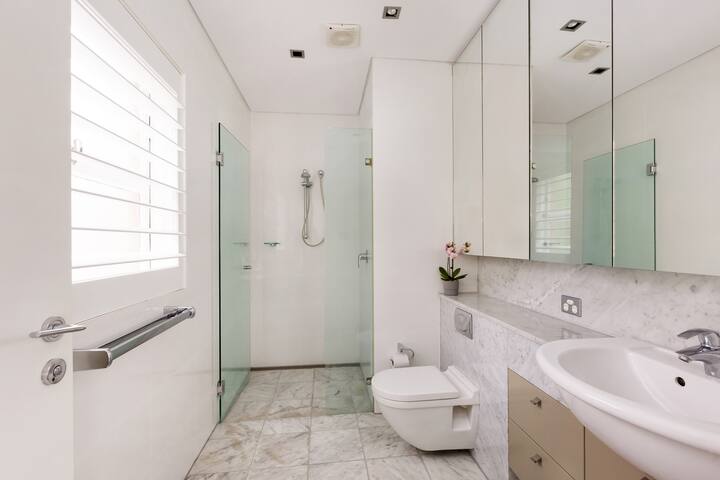 PARKSIDE PERFECTION- Luxury exec style residence gallery image 5