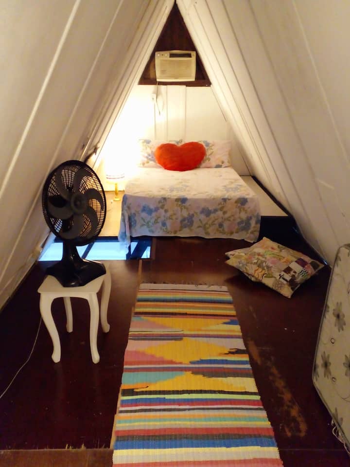 พัดลมโคมไฟและม่านสีเข้มที่หน้าต่างห้องนอน *** ขณะนี้เครื่องปรับอากาศยังไม่ทำงาน